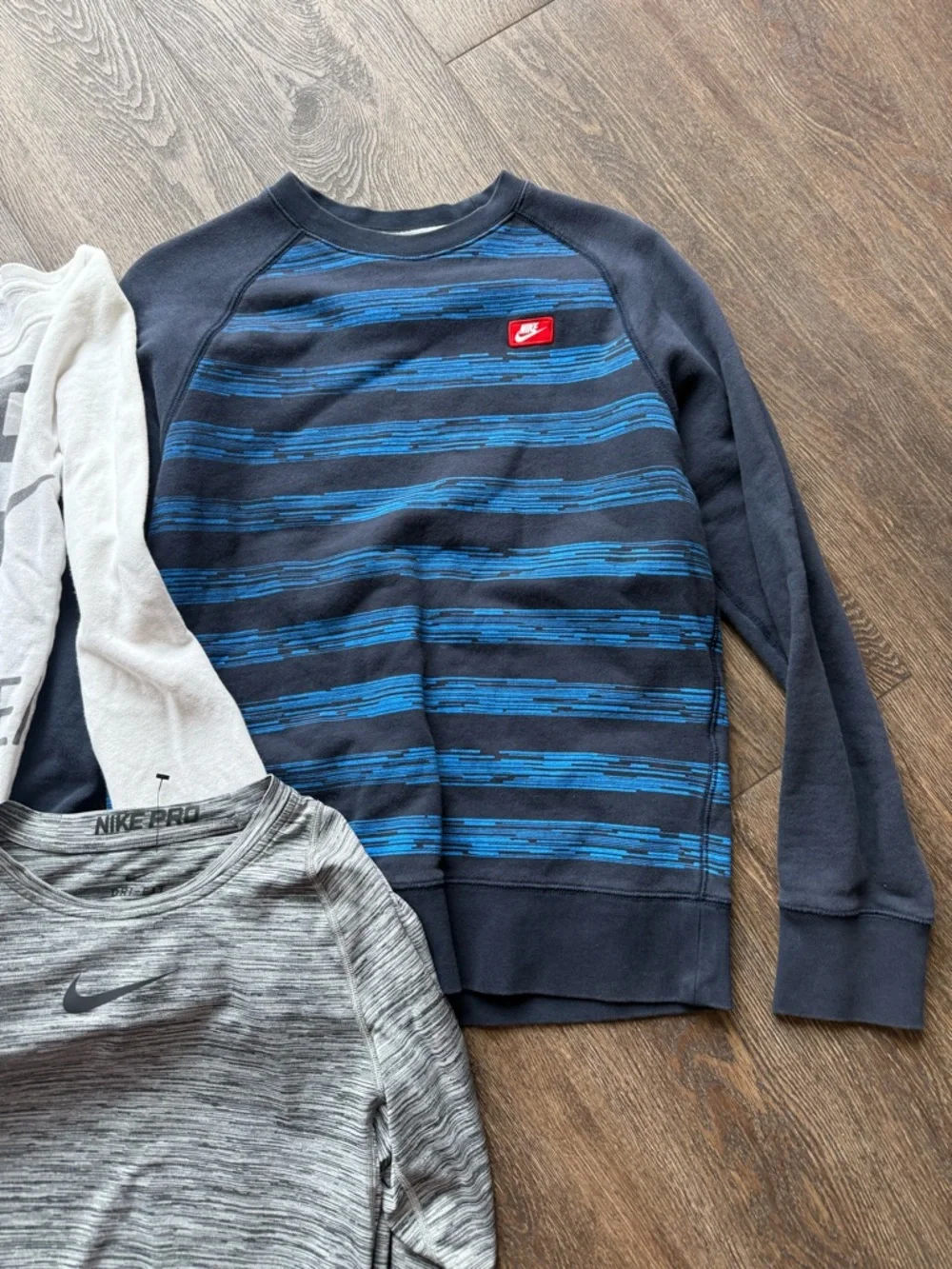 Nike Womens Sweatshirt lot Q14